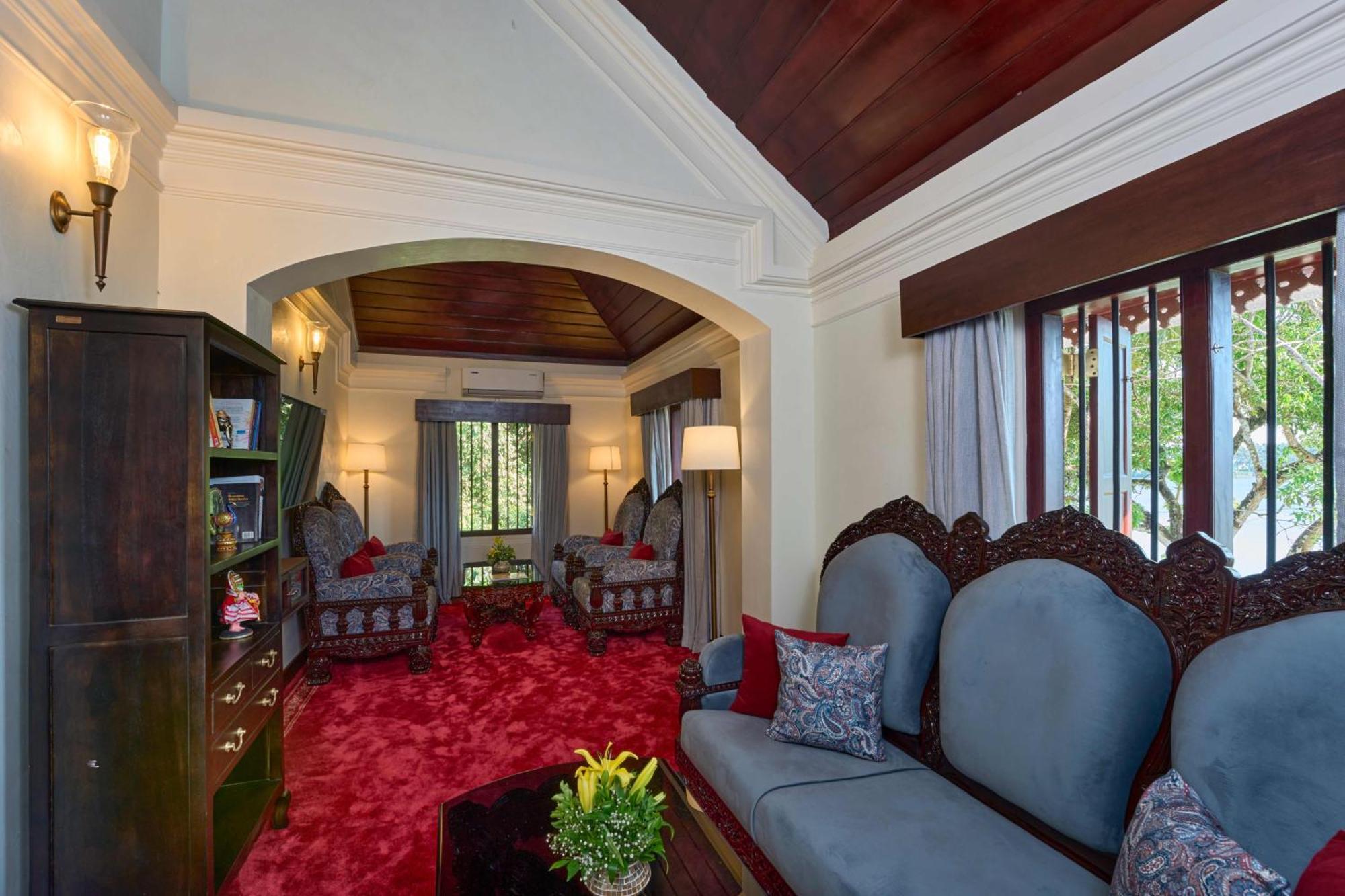 拉菲斯阿什塔姆迪酒店 科兰 外观 照片 The library at the residence of the Thai ambassador to the United States